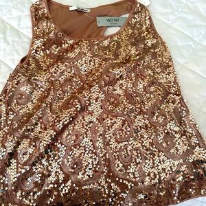 Holiday top sleeveless bronze sequins size L
Shimmers with you